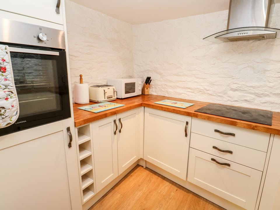 Fridge, dishwasher, cookware/dishes/utensils