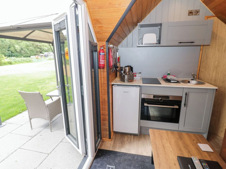 Cottage | Private kitchen | Fridge, microwave, cookware/dishes/utensils