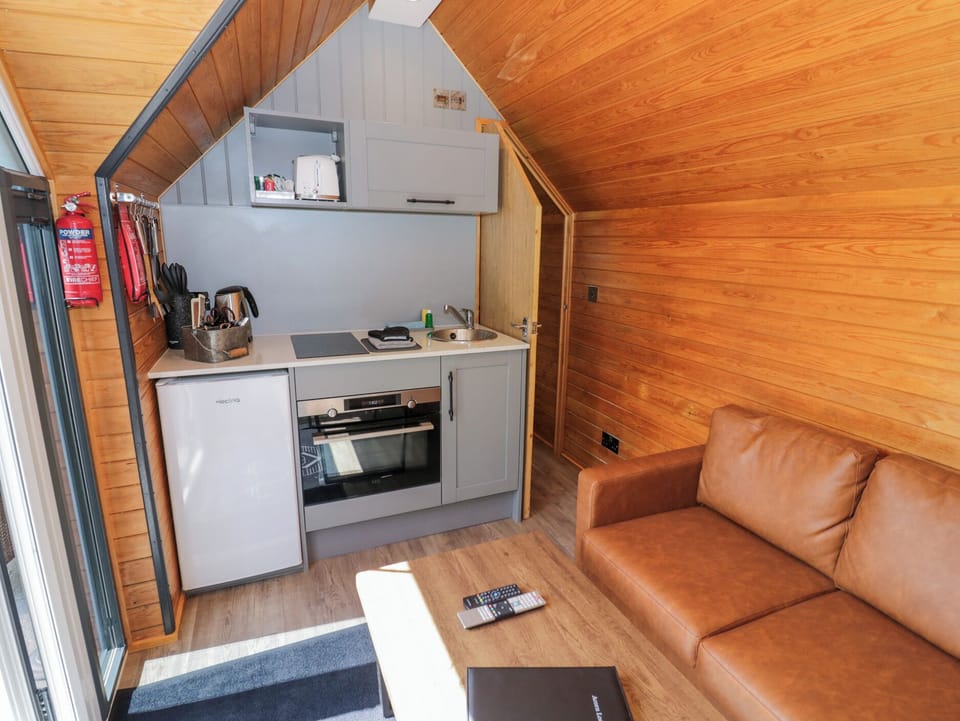 Cottage | Private kitchen | Fridge, microwave, cookware/dishes/utensils