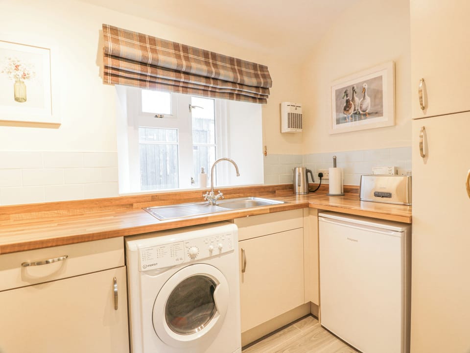 Cottage | Private kitchen | Fridge, microwave, electric kettle, toaster