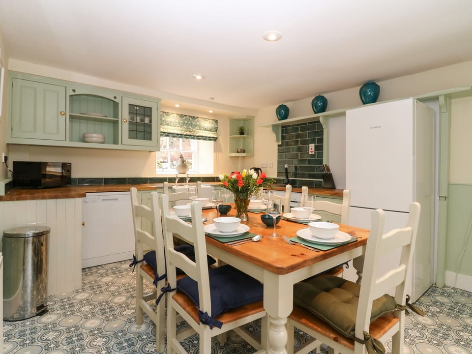 Cottage | Private kitchen | Fridge, microwave, dishwasher, electric kettle