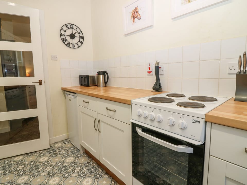 Cottage | Private kitchen | Fridge, dishwasher, electric kettle, toaster