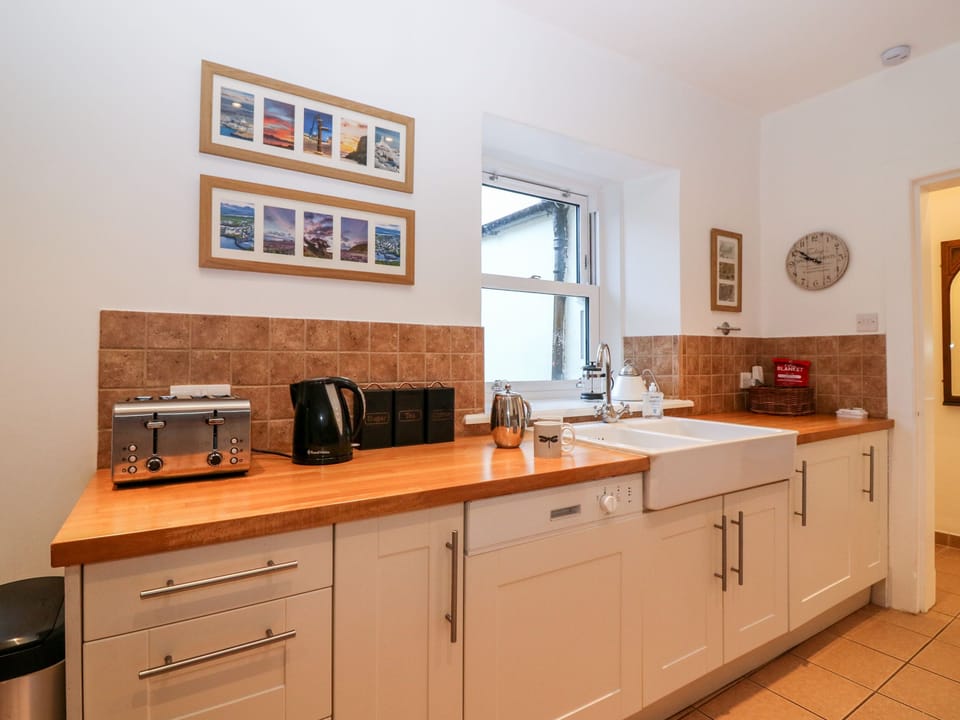 Cottage | Private kitchen | Fridge, microwave, dishwasher, electric kettle