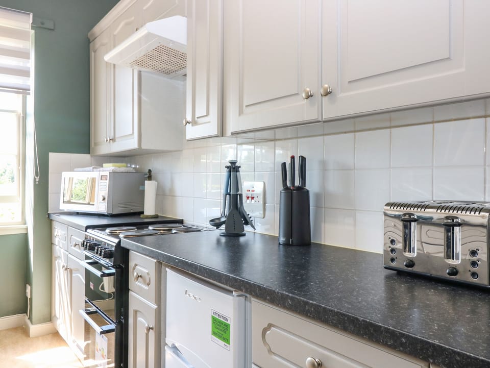 Cottage | Private kitchen | Fridge, microwave, dishwasher, electric kettle