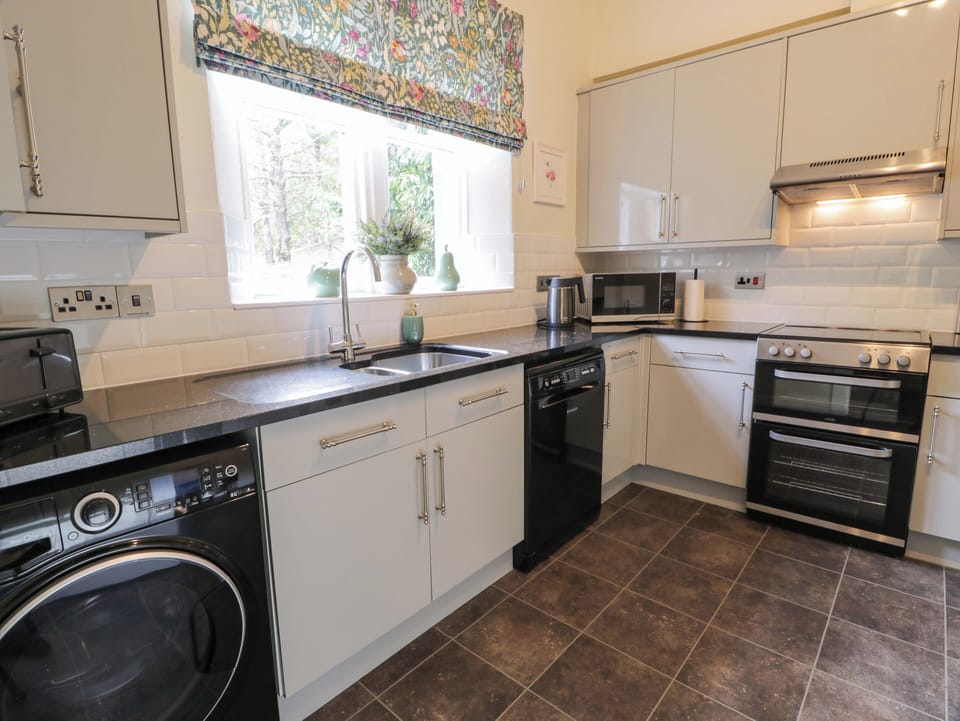 Cottage | Private kitchen | Fridge, microwave, dishwasher, electric kettle