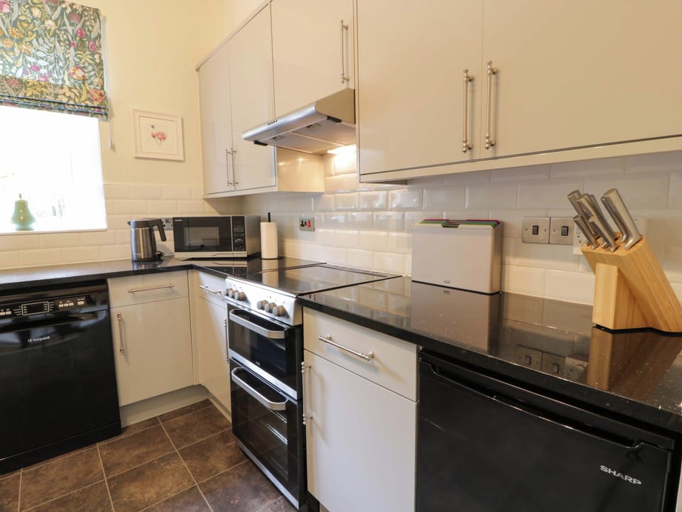 Cottage | Private kitchen | Fridge, microwave, dishwasher, electric kettle
