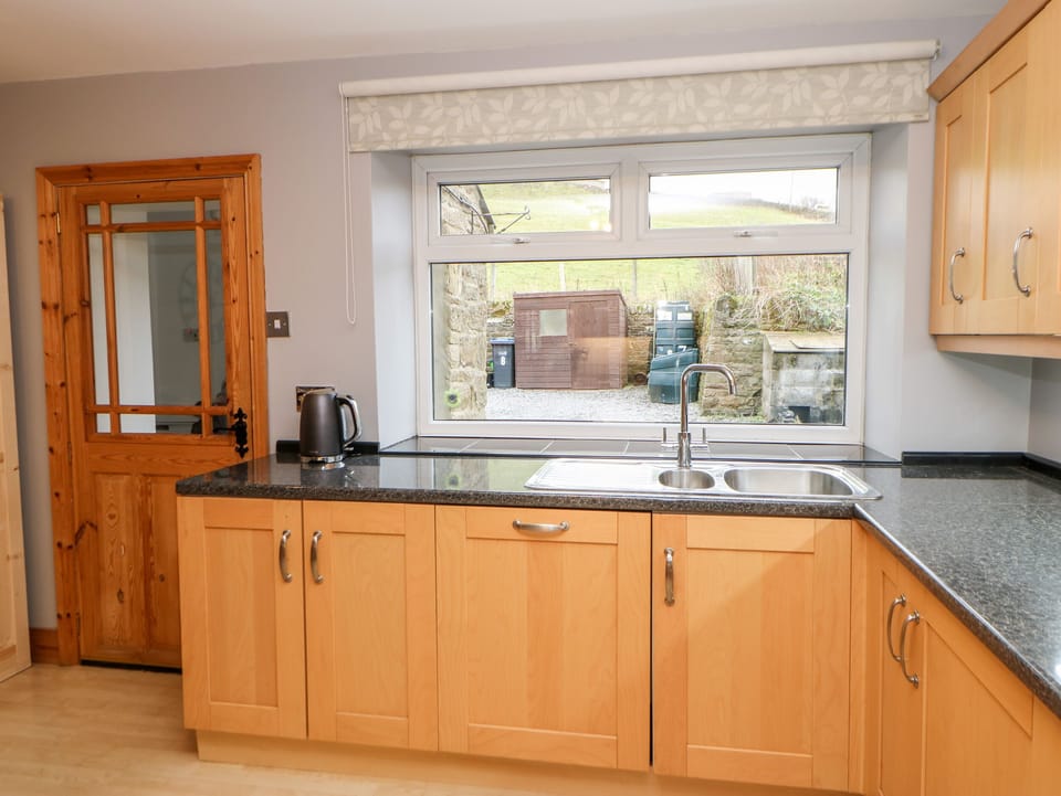 Cottage | Private kitchen | Fridge, dishwasher, electric kettle, toaster