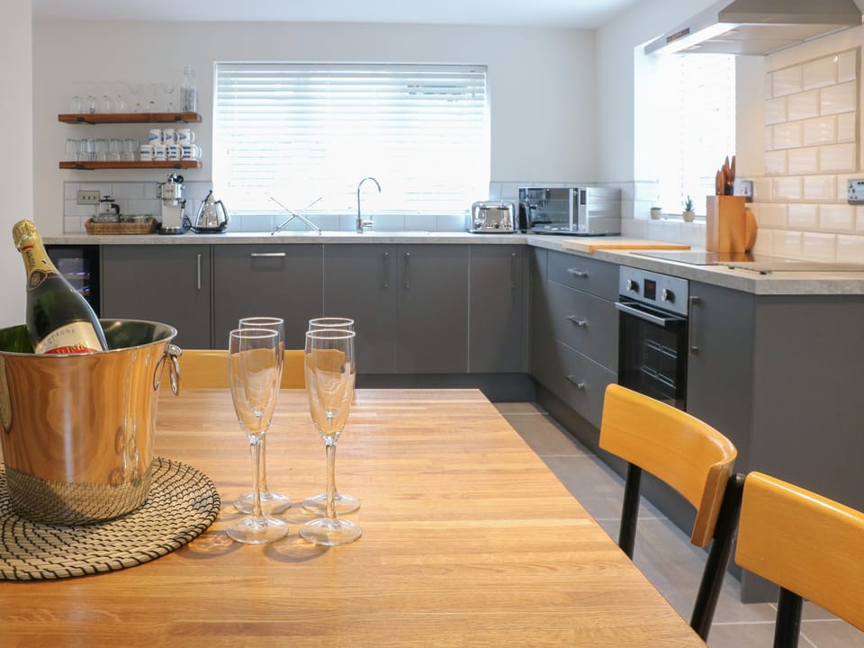 Cottage | Private kitchen | Fridge, dishwasher, electric kettle, toaster