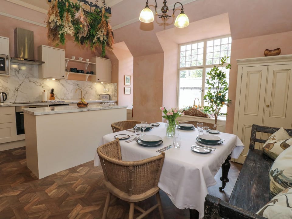 Cottage | Dining