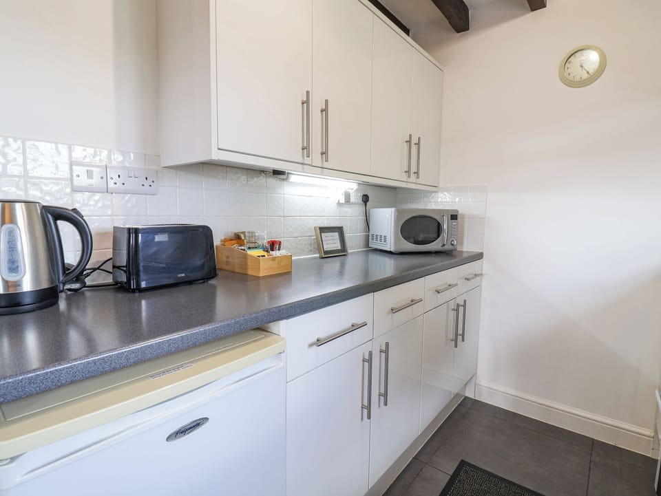 Cottage | Private kitchen | Fridge, dishwasher, electric kettle, toaster