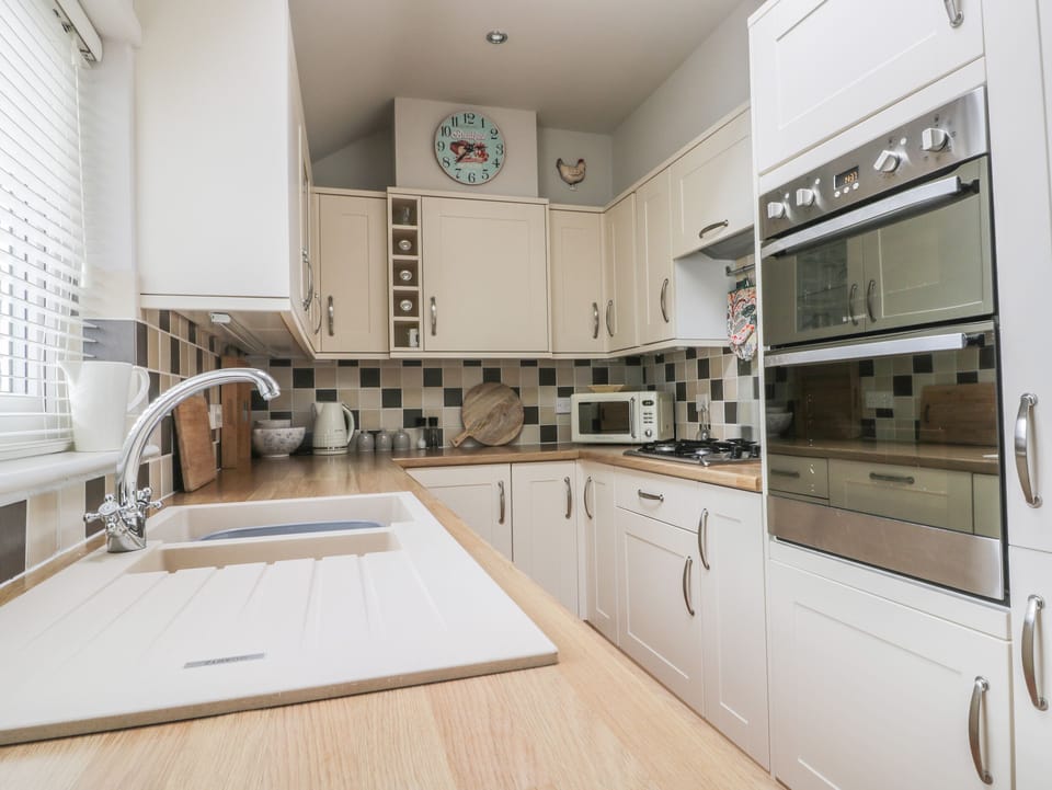 Cottage | Private kitchen | Fridge, microwave, dishwasher, electric kettle