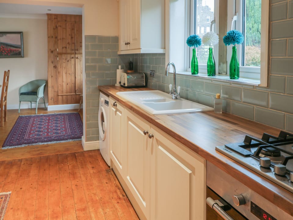 Cottage | Private kitchen | Fridge, microwave, dishwasher, electric kettle