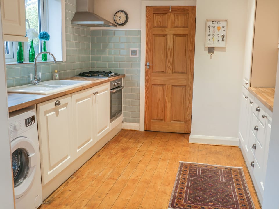 Cottage | Private kitchen | Fridge, microwave, dishwasher, electric kettle