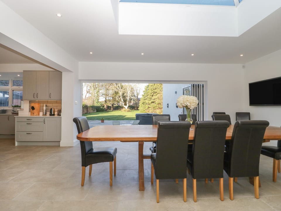 Cottage | Private kitchen | Fridge, dishwasher, cookware/dishes/utensils