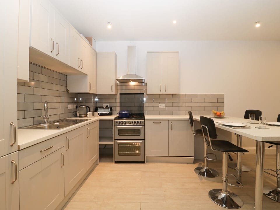 Cottage | Private kitchen | Fridge, dishwasher, cookware/dishes/utensils