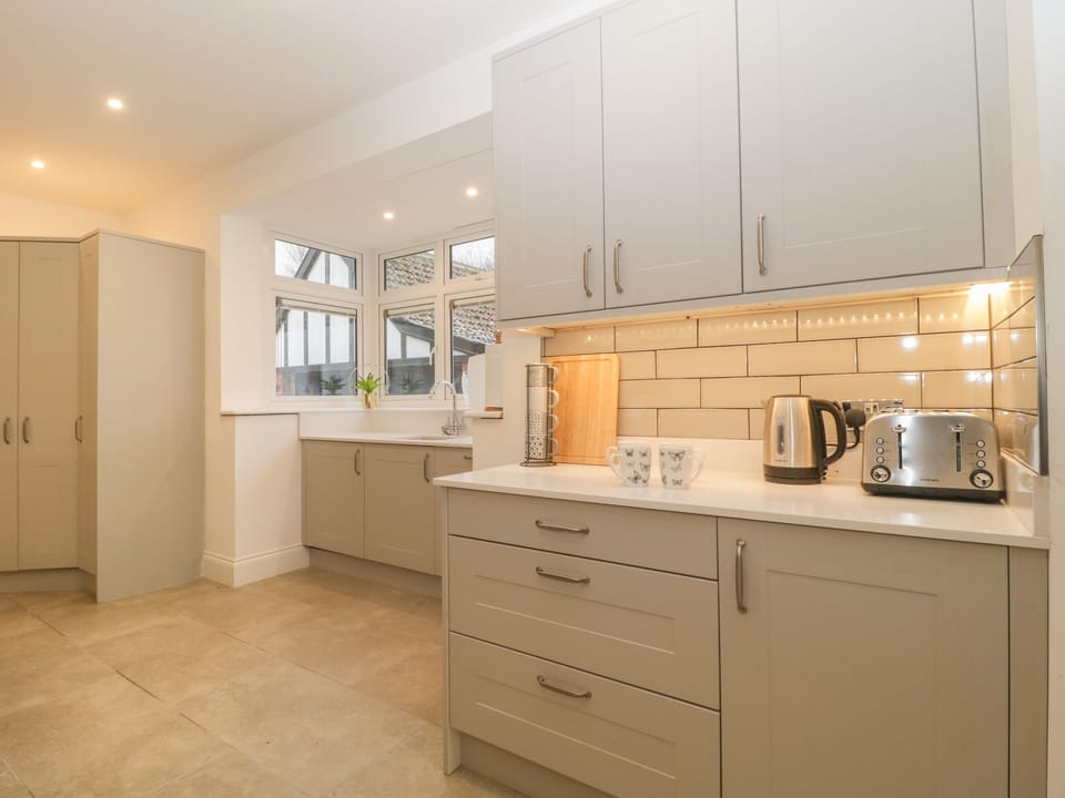 Cottage | Private kitchen | Fridge, dishwasher, cookware/dishes/utensils