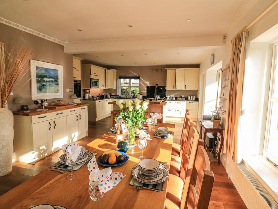 Cottage | Private kitchen | Fridge, dishwasher, cookware/dishes/utensils