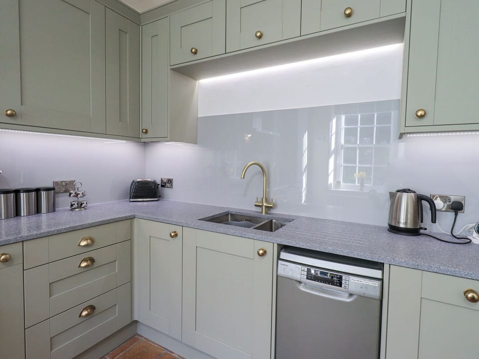 Cottage | Private kitchen | Fridge, microwave, dishwasher, electric kettle