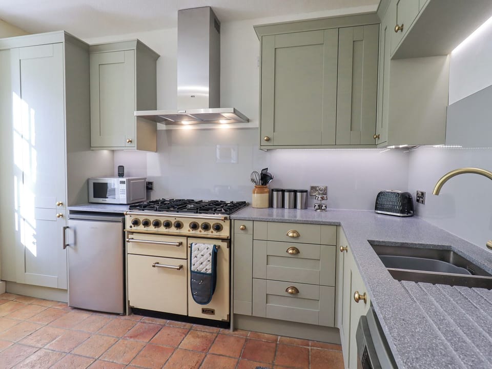 Cottage | Private kitchen | Fridge, microwave, dishwasher, electric kettle