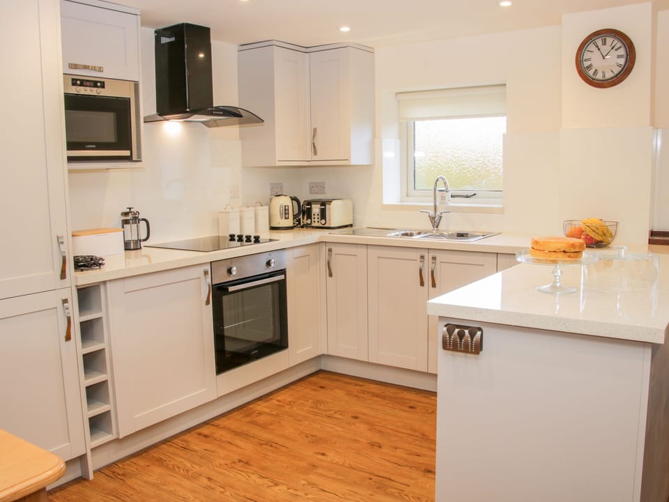 Cottage | Private kitchen | Fridge, microwave, dishwasher, electric kettle