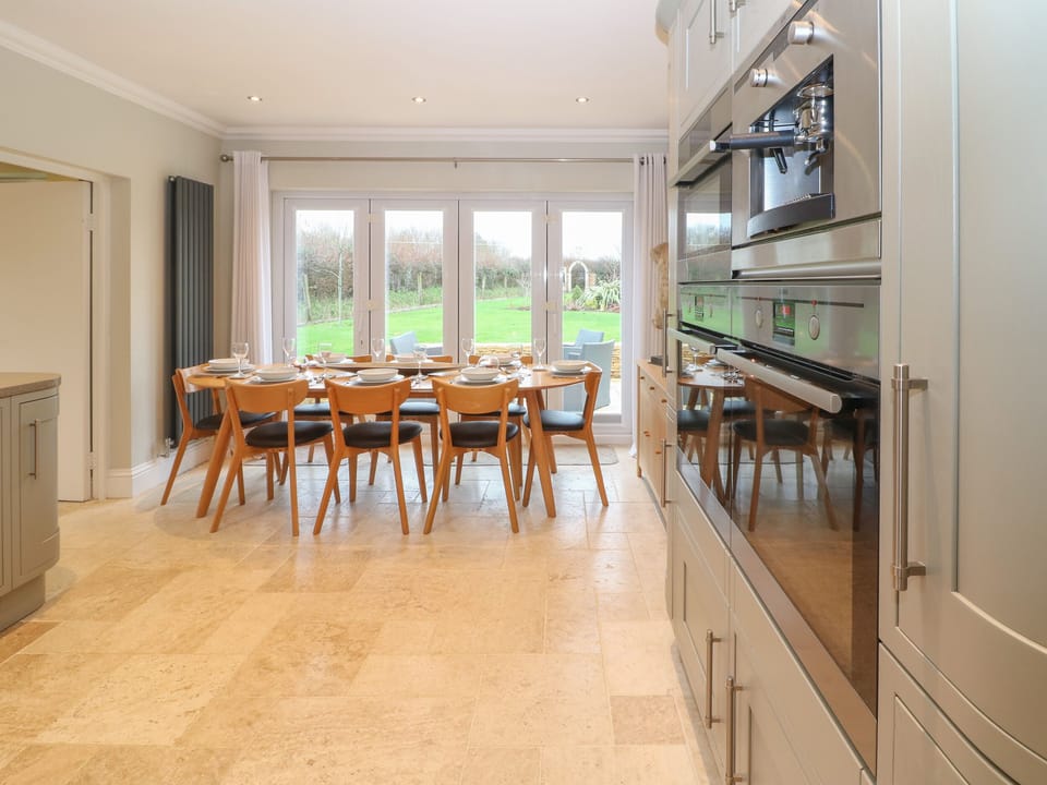 Cottage | Private kitchen | Fridge, dishwasher, cookware/dishes/utensils