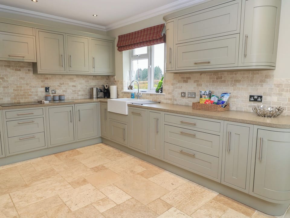 Cottage | Private kitchen | Fridge, dishwasher, cookware/dishes/utensils