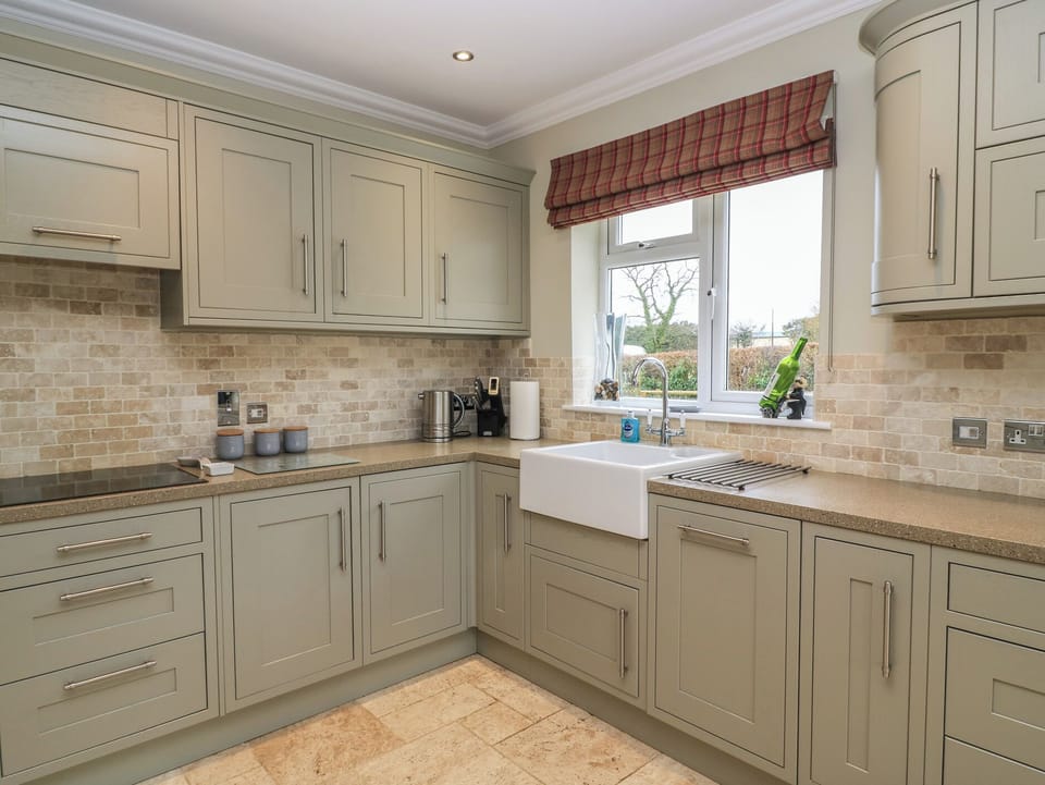Cottage | Private kitchen | Fridge, dishwasher, cookware/dishes/utensils