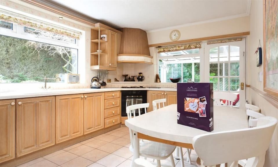 Cottage | Private kitchen | Fridge, cookware/dishes/utensils