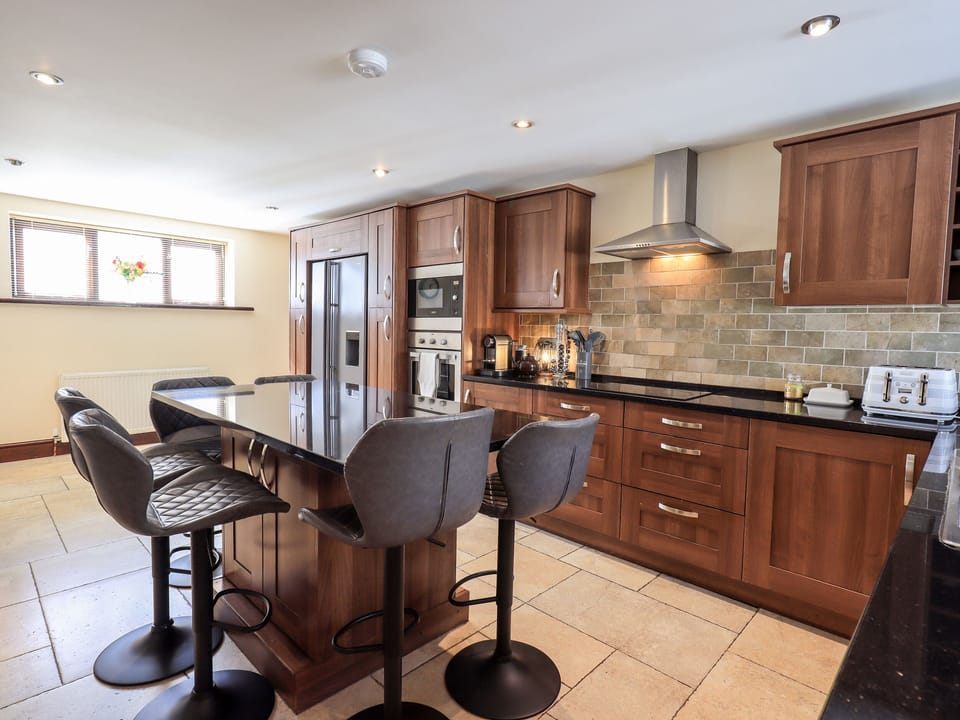 Cottage | Private kitchen | Fridge, microwave, dishwasher, cookware/dishes/utensils