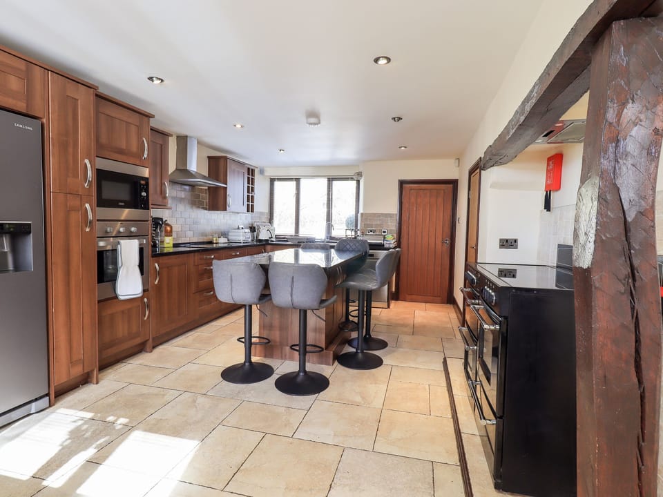 Cottage | Private kitchen | Fridge, microwave, dishwasher, cookware/dishes/utensils