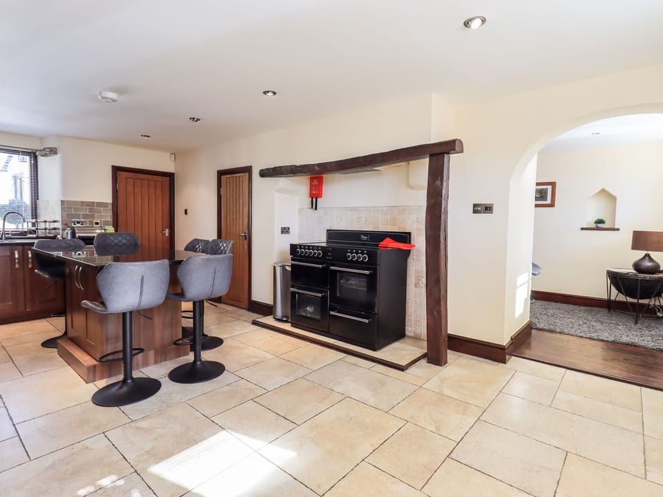 Cottage | Private kitchen | Fridge, microwave, dishwasher, cookware/dishes/utensils