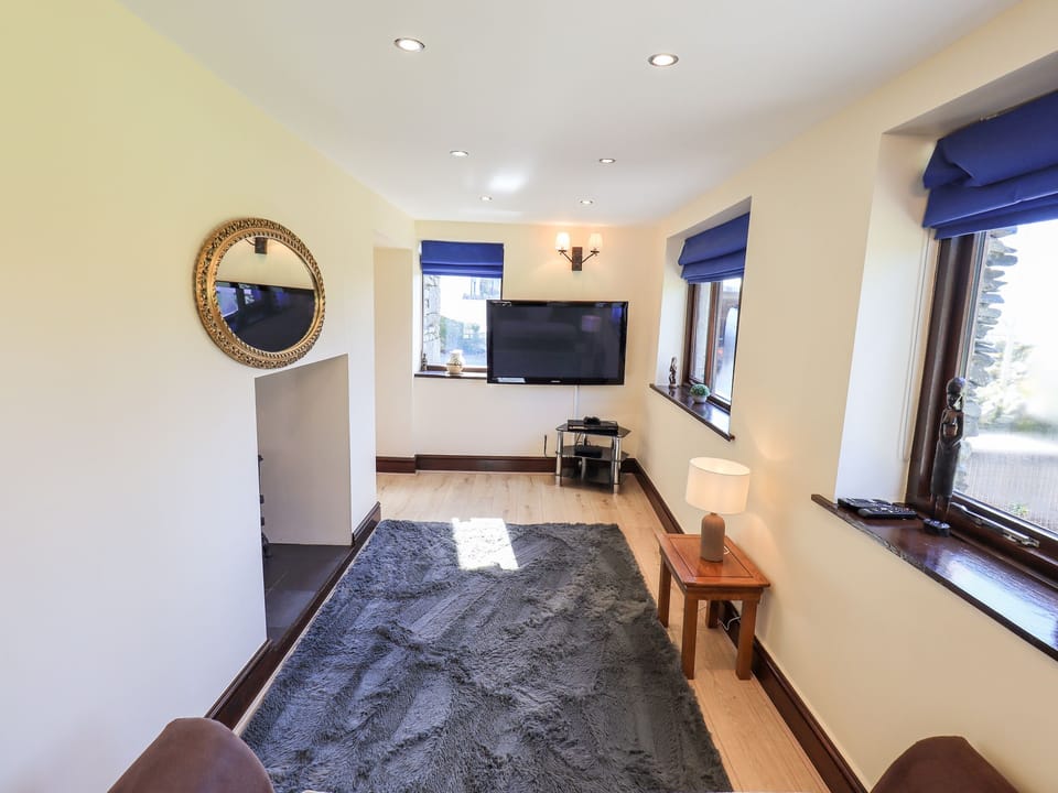 Cottage | Living area | Fireplace, video-game console, DVD player