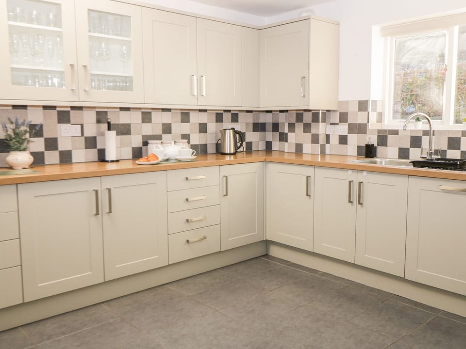 Cottage | Private kitchen | Fridge, microwave, dishwasher, electric kettle