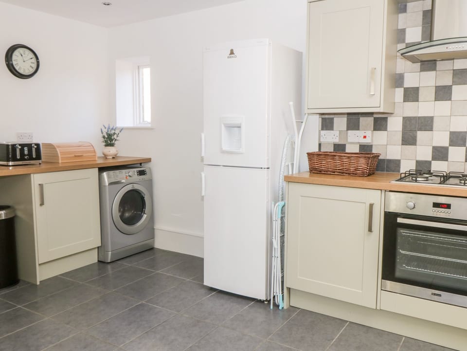 Cottage | Private kitchen | Fridge, microwave, dishwasher, electric kettle