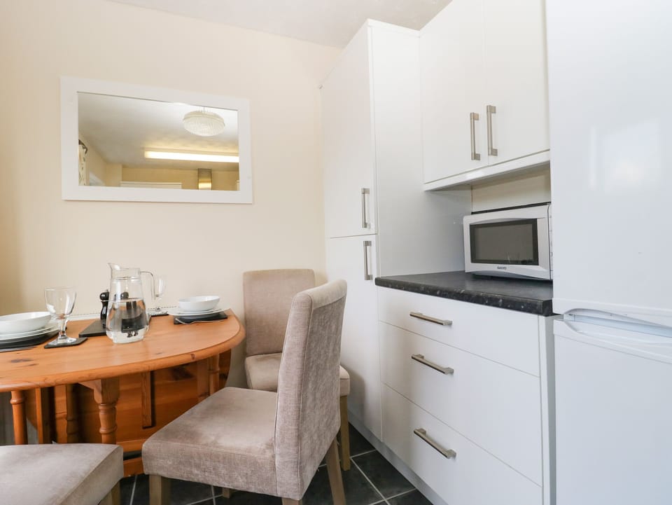 Cottage | Private kitchen | Fridge, electric kettle, toaster, cookware/dishes/utensils