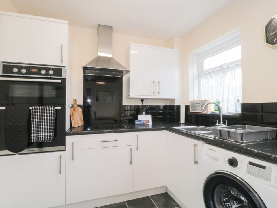 Cottage | Private kitchen | Fridge, electric kettle, toaster, cookware/dishes/utensils