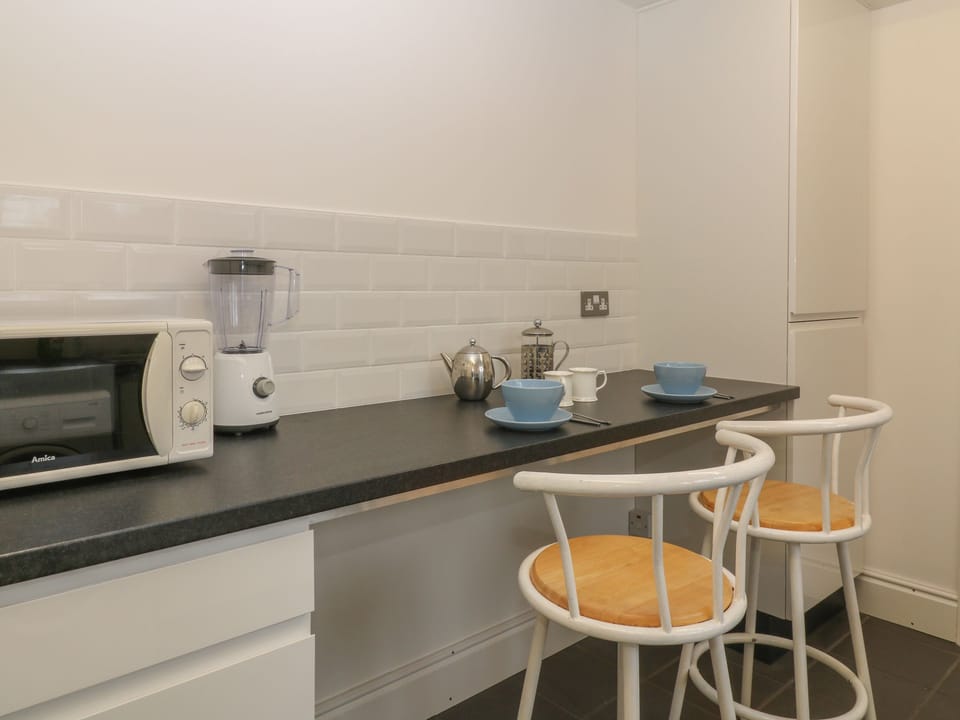 Cottage | Private kitchen | Fridge, microwave, cookware/dishes/utensils
