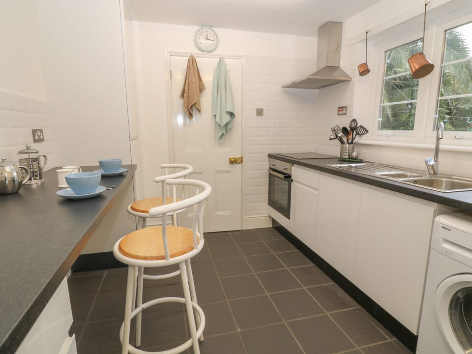 Cottage | Private kitchen | Fridge, microwave, cookware/dishes/utensils
