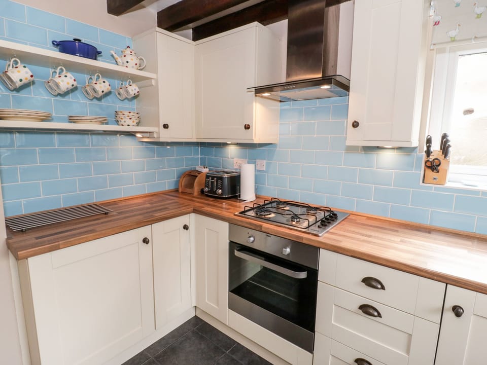 Cottage | Private kitchen | Fridge, dishwasher, electric kettle, toaster