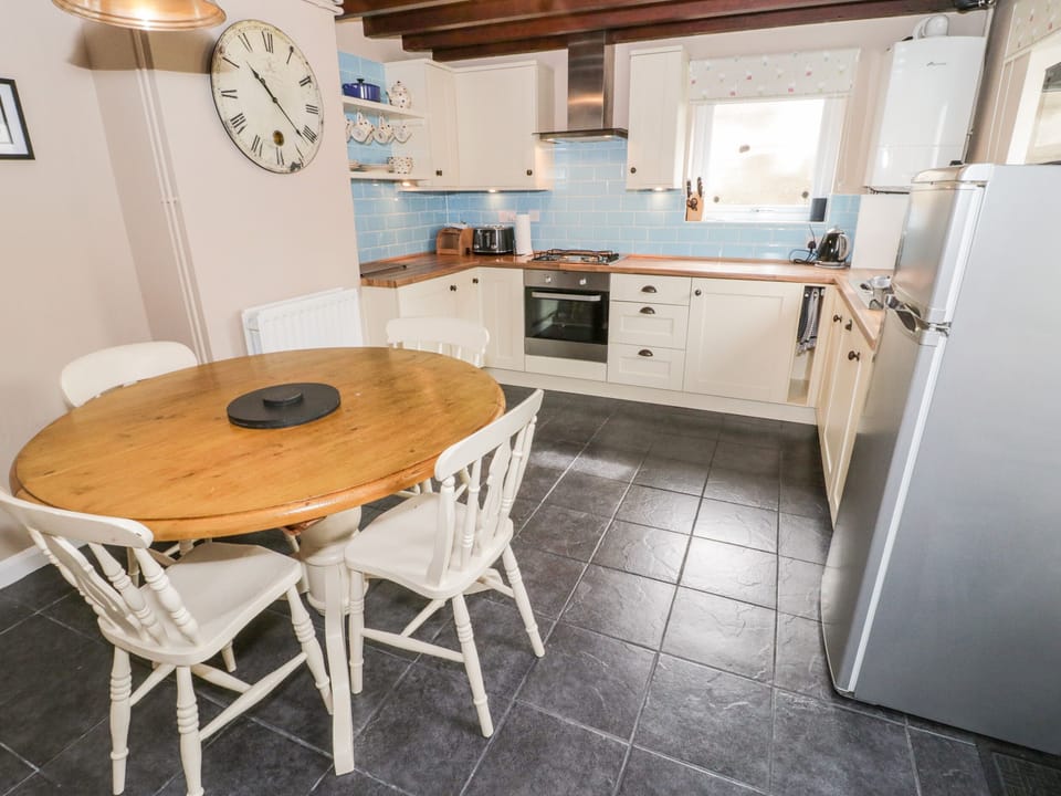 Cottage | Private kitchen | Fridge, dishwasher, electric kettle, toaster