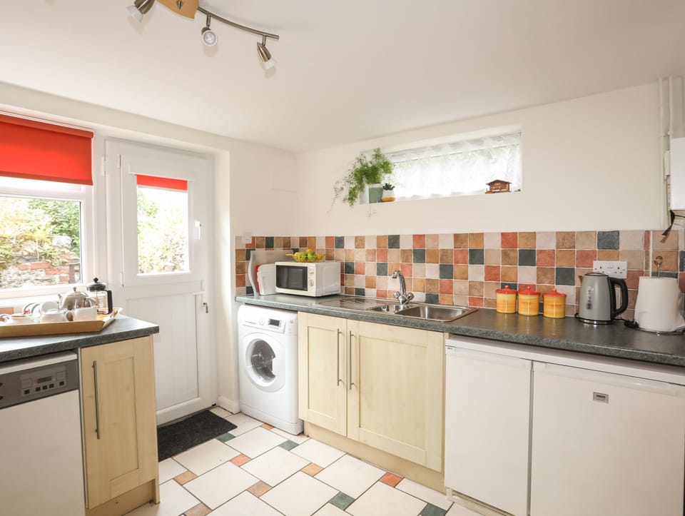 Cottage | Private kitchen | Fridge, microwave, electric kettle, cookware/dishes/utensils