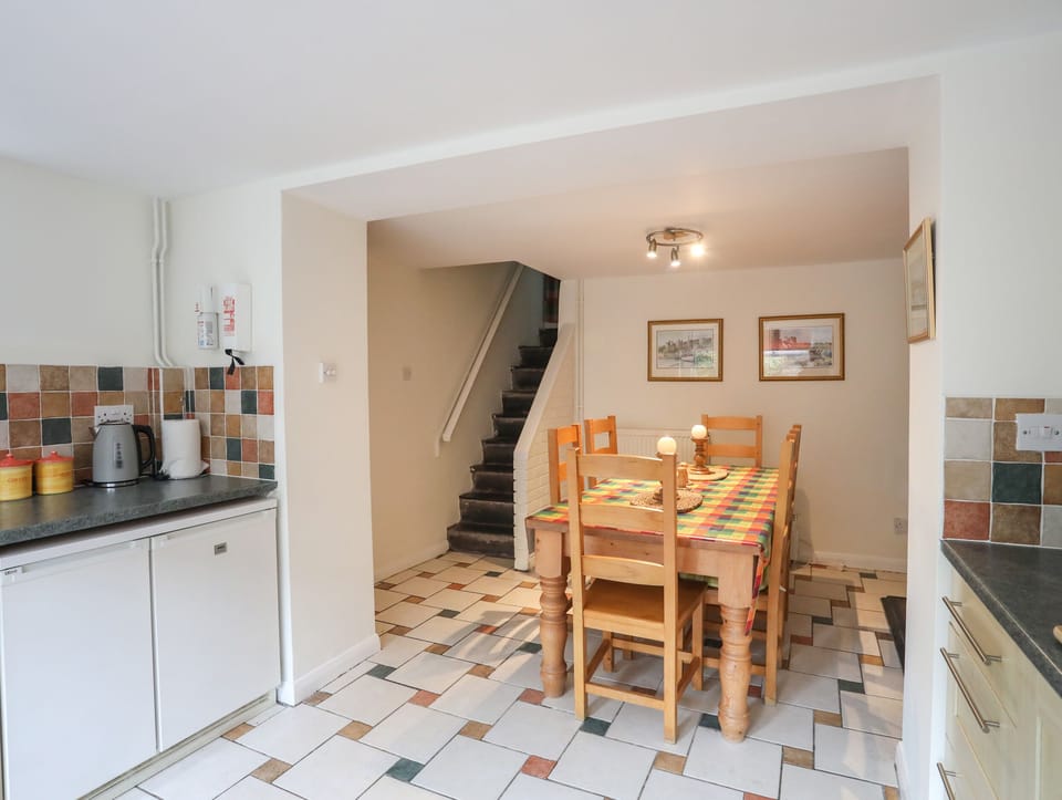 Cottage | Private kitchen | Fridge, microwave, electric kettle, cookware/dishes/utensils