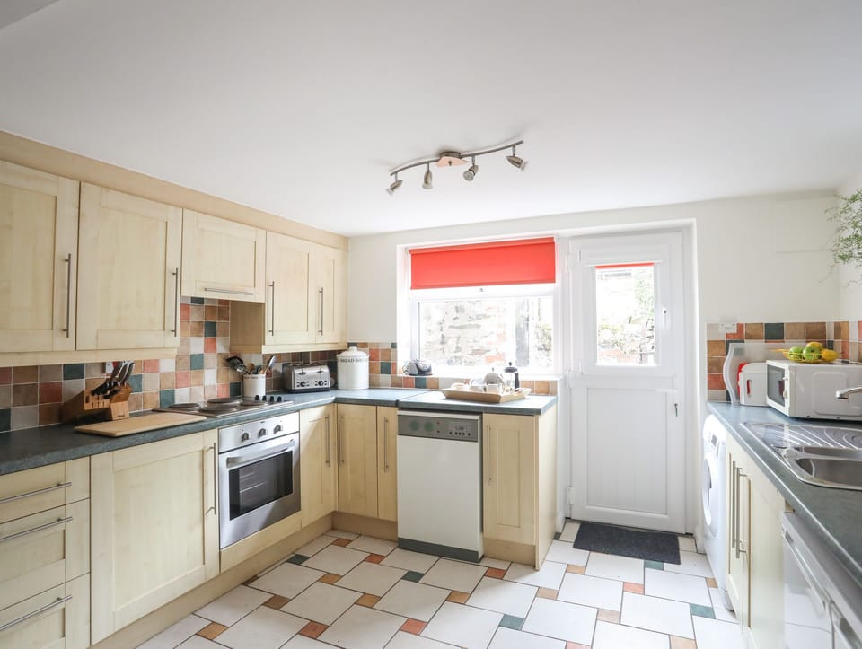 Cottage | Private kitchen | Fridge, microwave, electric kettle, cookware/dishes/utensils