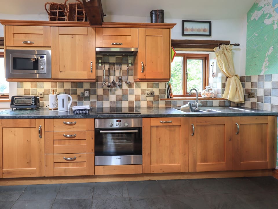 Cottage | Private kitchen | Fridge, dishwasher, cookware/dishes/utensils