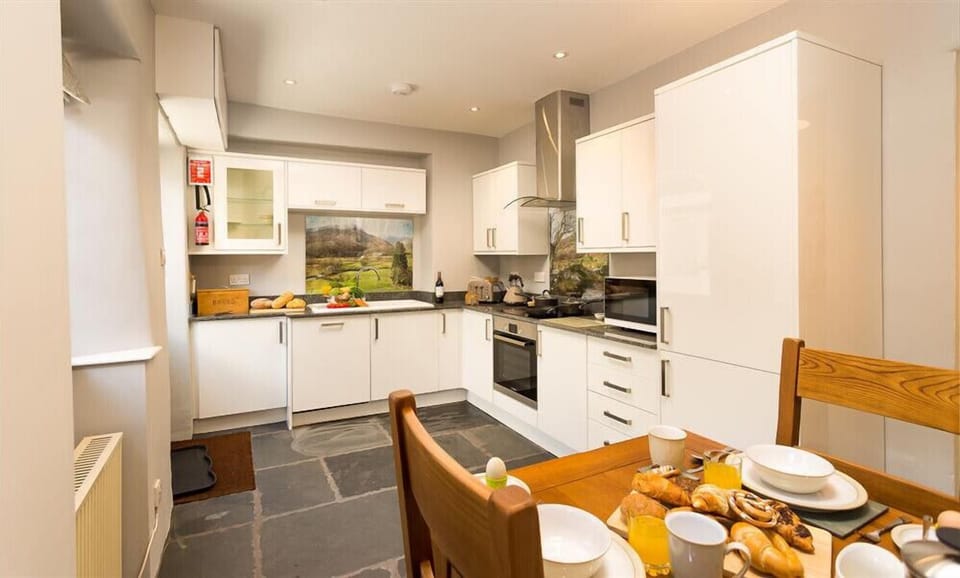 Cottage | Private kitchen | Fridge, dishwasher, cookware/dishes/utensils