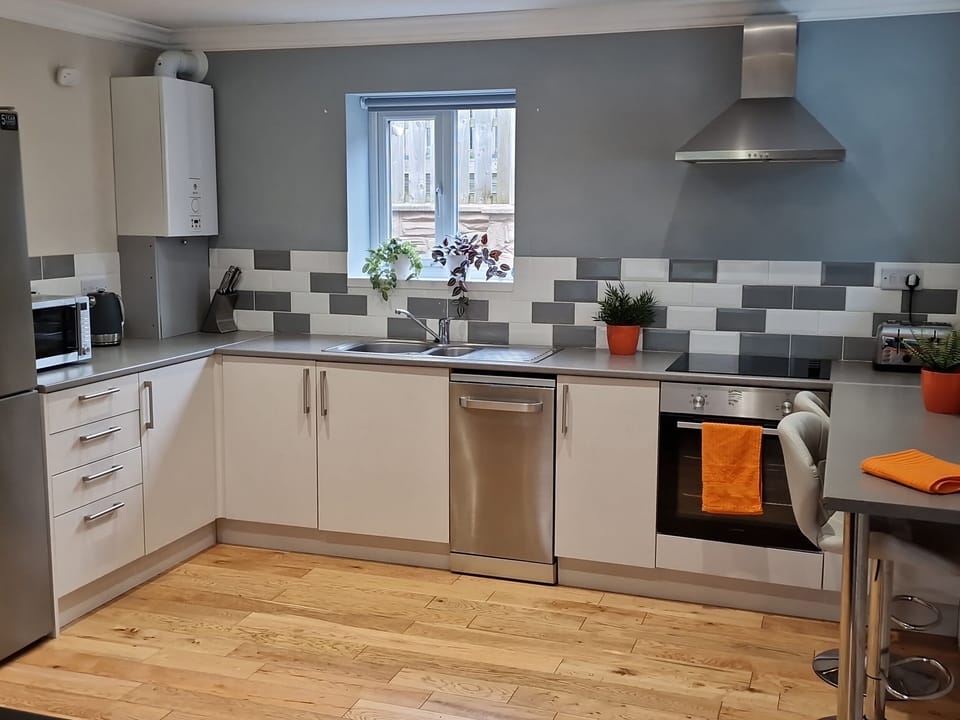 Cottage | Private kitchen | Fridge, microwave, dishwasher, electric kettle