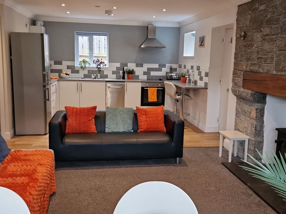 Cottage | Living area | Fireplace