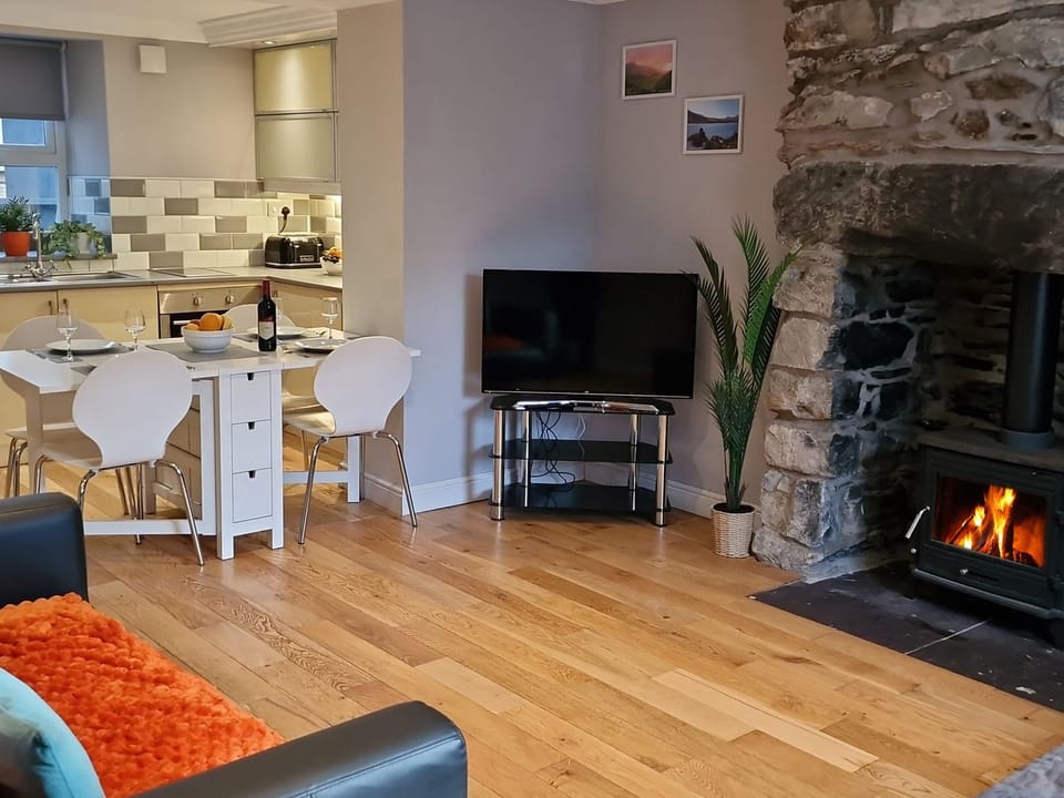 Cottage | Dining