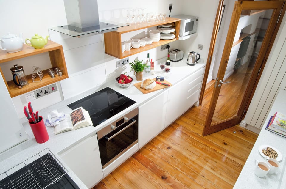 Cottage | Private kitchen | Fridge, dishwasher, cookware/dishes/utensils
