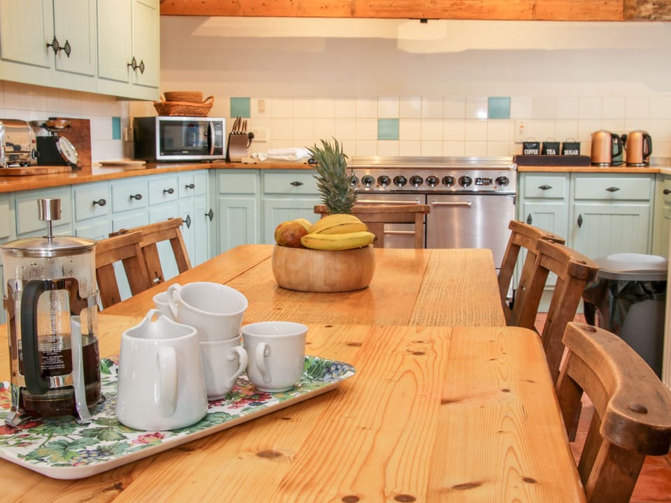 Cottage | Private kitchen | Fridge, microwave, dishwasher, electric kettle